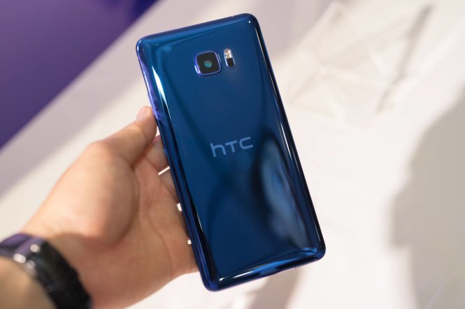 Màu xanh đẹp thu hút của HTC U Play - Ảnh: Anh Tú
