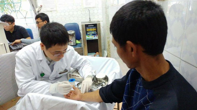 Các bác sỹ Bệnh viện Bạch Mai thăm khám cho nạn nhân vụ ngộ độc ở Lai Châu
Ảnh: Thế Anh