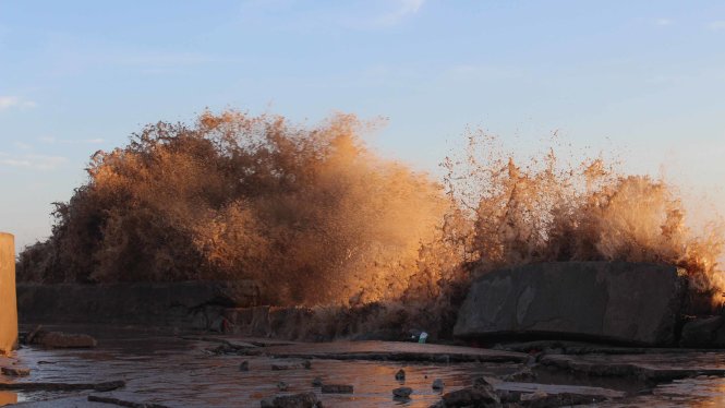 Với những con sóng dữ dội như thế này đã làm kè Gành Hào bị sạt lở nghiêm trọng - Ảnh: Trần Nguyên