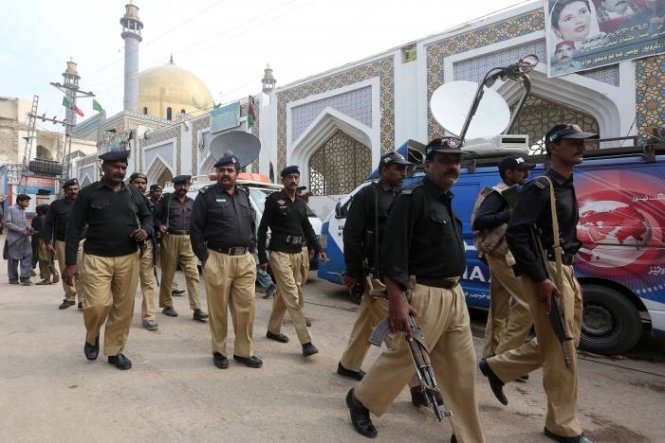 Cảnh sát Pakistan tập trung bên ngoài đền  Lal Shahbaz Qalandar hôm 17-2, một ngày sau vụ đánh bom làm 83 người chết - Ảnh: Reuters