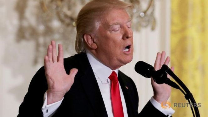 Tổng thống Donald Trump phản ứng trước một câu hỏi từ phóng viên trong buổi họp báo hôm 16-2 tại Nhà Trắng - Ảnh: Reuters