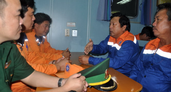 Thuyền trưởng tàu cá BTh 96972 Nguyễn Văn Dương (60 tuổi) - thứ hai từ phải sang, kể lại sự việc tàu chìm cho lãnh đạo Vung Tau MRCC và bộ đội biên phòng nghe - Ảnh: Đông Hà.