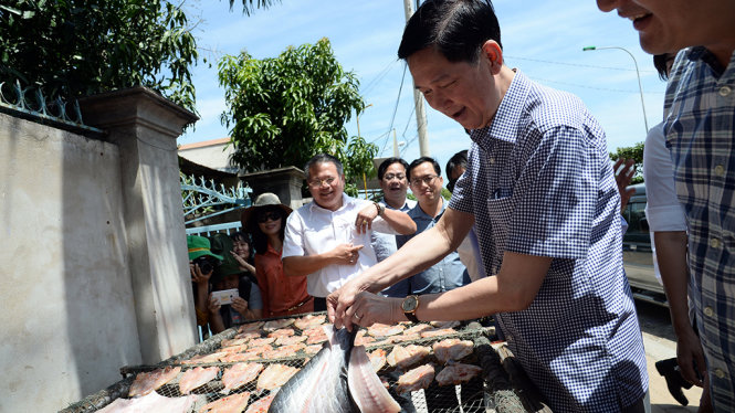 Phó chủ tịch UBND TP.HCM Trần Vĩnh Tuyến khảo sát tình hình đánh bắt, nuôi hải sản tại chợ Đông Hòa - Cần Giờ - Ảnh Tự Trung