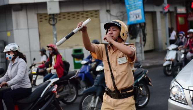 Việc tăng cường lực lượng cảnh sát giao thông đã phần nào làm giảm kẹt xe tại các điểm nóng giao thông trong thành phố - Ảnh: HỮU THUẬN