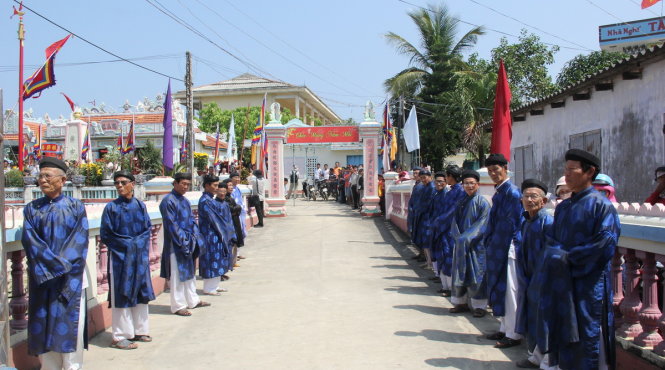 Một nghi lễ được tổ chức ở Âm Linh Tự - Ảnh: Trần Mai