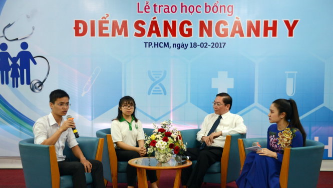 Ông Nguyễn Tấn Bửu - Giám đốc Sở Y tế TP.HCM giao lưu cùng các bạn sinh viên ngành Y - Ảnh: DUYÊN PHAN