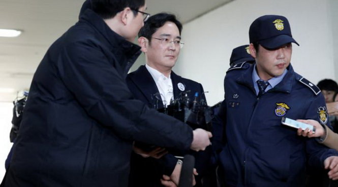 Ông Lee Jae-yong lúc bị đưa đi thẩm vấn ngày 18-2 - Ảnh: Reuters