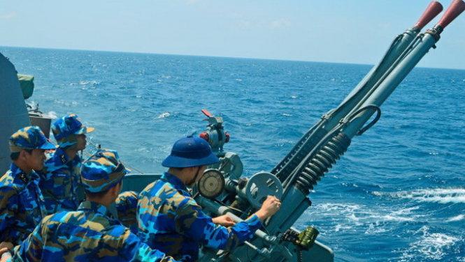 Chiến sĩ tàu săn ngầm Lữ đoàn 171 bắn súng huấn luyện trên biển - Ảnh: Nguyễn Xuân Lai