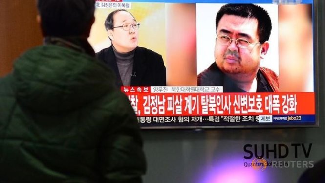 Một người đang xem tin tức về vụ ám sát ông Kim Jong Nam - Ảnh: Reuters