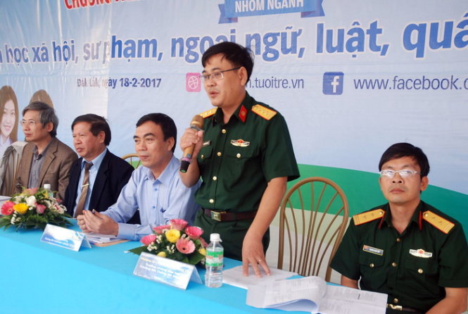 Đại diện các trường quân đội, đại diện công an Đắk Lắk trả lời câu hỏi của học sinh - Ảnh: B.D