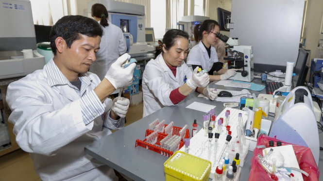 Nhân viên y tế làm xét nghiệm cho bệnh nhân tại Bệnh viện Đại học Y (Hà Nội) - Ảnh: Việt Dũng