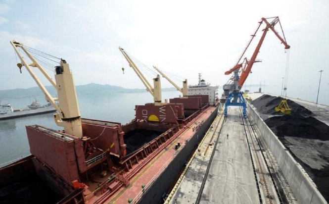 Một tàu hàng chở than đá tại cảng Rajin của Triều Tiên - Ảnh: REUTERS