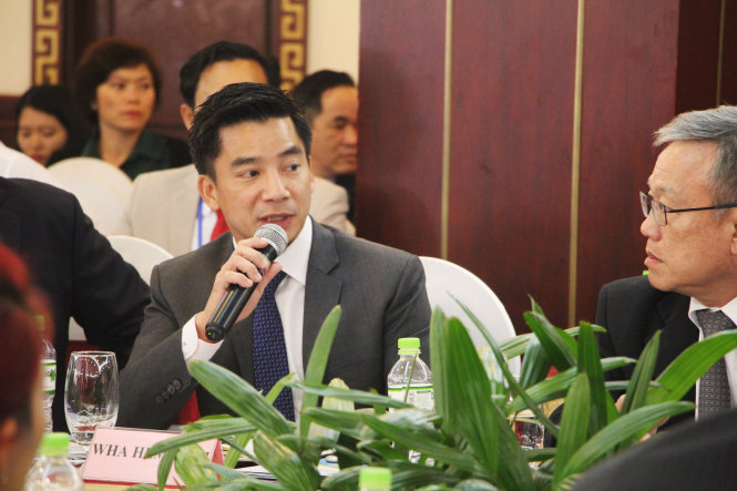 Đại diện Công ty Hemaraj Land (Thái Lan) đặt câu hỏi với lãnh đạo tỉnh Nghệ An tại buổi đối thoại - Ảnh: DOÃN HÒA
