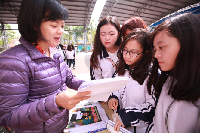 Học sinh trao đổi những thắc mắc về tuyển sinh với các thầy cô 
tại chương trình tư vấn tuyển sinh - hướng nghiệp ở Tuyên Quang sáng 18-2 - Ảnh: NAM TRẦN