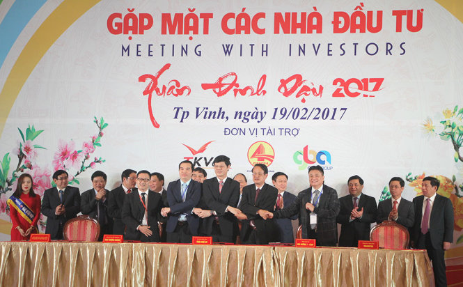 Lãnh đạo tỉnh Nghệ An ký kết 15 thỏa thuận ghi nhớ hợp tác đầu tư vào tỉnh Nghệ An với tổng vốn đăng ký hơn 22.600 tỉ đồng - Ảnh: DOÃN HÒA