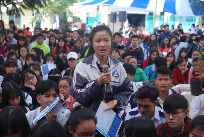 Học sinh lớp 12 đặt câu hỏi với ban tư vấn tại chương trình tư vấn tuyển sinh - hướng nghiệp tổ chức ở Đắk Lắk sáng 18-2 - Ảnh: T.B.D.