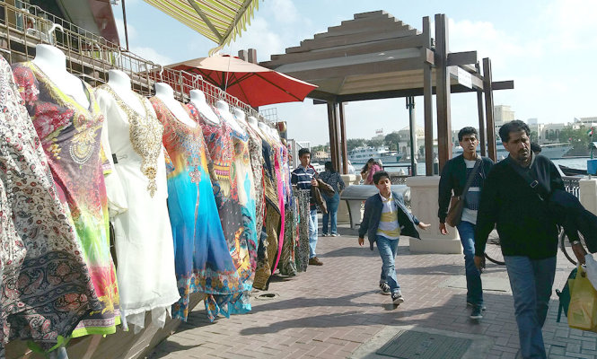 Dù cò nhiều trung tâm thương mại bề thế nhưng Dubai vẫn còn một số chợ, cửa hàng xập xệ. Ảnh: Tiệm bán quần áo bên vỉa hè sát lạh Dubai