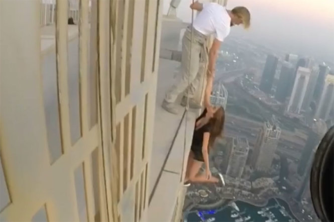Người mẫu Viktoria Odintsova treo mình trên tòa nhà chọc trời ở Dubai - Ảnh: Instagram