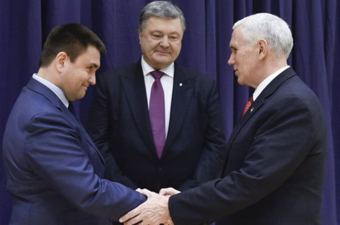 Ngoại trưởng Ukraine Pavlo Klimkin (trái) bắt tay Phó tổng thổng Mỹ Mike Pence (phải) trước sự chứng kiến của Tổng Thống Poroshenko - ảnh: AP