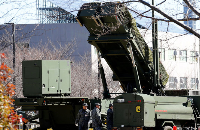 Các binh sĩ Nhật và hệ thống tên lửa PAC-3 tại Bộ Quốc phòng Nhật ở Tokyo ngày 12-2 - Ảnh: Reuters
