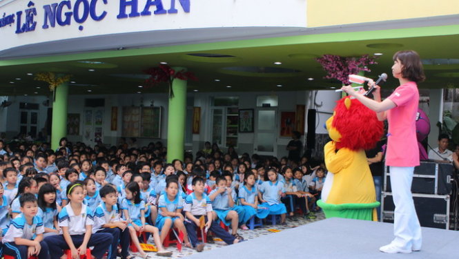Cô giáo Yurina hướng dẫn các em học sinh Trường Tiểu học Lê Ngọc Hân (Q.1) chải răng đúng cách - Ảnh Phương Nguyễn