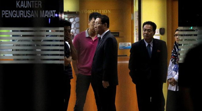 Đại sứ Triều Tiên tại Malaysia Kang Chol (giữa) rời nhà xác tại Bệnh viện Đa khoa Quốc tế Kuala Lumpur, nơi lưu giữ thi thể ông Kim Jong Nam, hôm 15-2 - Ảnh: Reuters