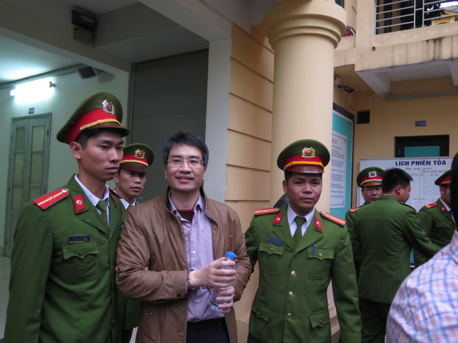 Bị cáo Giang Kim Đạt được đưa ra xe bịt bùng sau phiên xét xử chiều 20-2 - Ảnh: THÂN HOÀNG