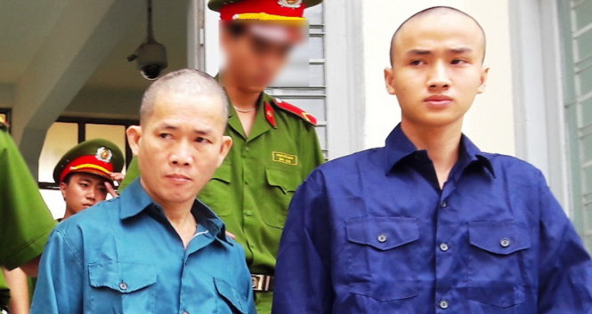 Bị cáo Nguyễn Thọ (thứ 2 từ phải sang) được áp giải đưa về lại trại giam sau khi hoãn phiên tòa phúc thẩm sáng 20-2-  Ảnh: NGUYỄN NAM