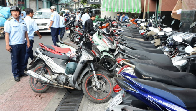 Một bãi xe cho xe máy đậu tràn ra vỉa hè đường Nam Quốc Cang (Q.1) bị lâp biên bản xử phạt với mức phạt 20 triệu đồng - Ảnh: Lê Phan