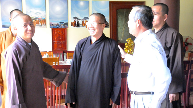 Ông Đại đức Thích Đức Thắng, trưởng trị sự phật giáo huyện Tân Phước(bìa trái) đến thăm hỏi, động viên Thầy Thích Đức Thông Kim Kim (giữa) về tin đồn thất thiệt