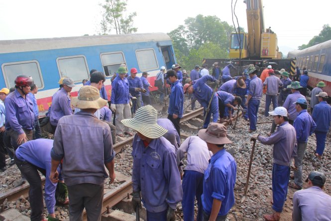 Công nhân ngành đường sắt vẫn đang sửa đương ra để sớm thông tuyến - Ảnh: Trần Mai