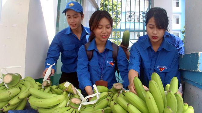 Bạn Phan Thị Thu Hà (giữa) cùng các bạn Đoàn viên trường Đại học Công nghiệp thực phẩm TP.HCM tham gia bán chuối hỗ trợ bà con nông dân Đồng Nai -   Ảnh: M.Phượng