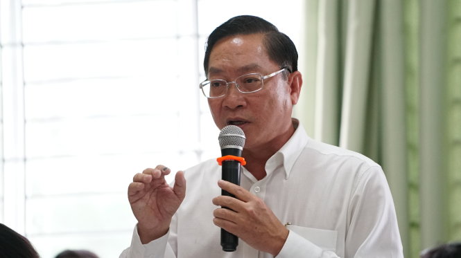 Giám đốc Sở Y tế Nguyễn Tấn Bỉnh báo cáo tình hình sở với lãnh đạo thành phố  - Ảnh: THUẬN THẮNG