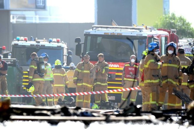 Khoảng 60 lính cứu hỏa được điều động đến hiện trường vụ máy bay rơi ở Melbourne - Ảnh: AAP