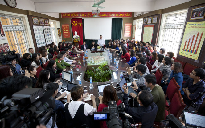 Hơn 70 giáo viên, cán bộ trường tiểu học Nam Trung Yên có mặt tại buổi công bố quyết định - Ảnh: Nam Trần
