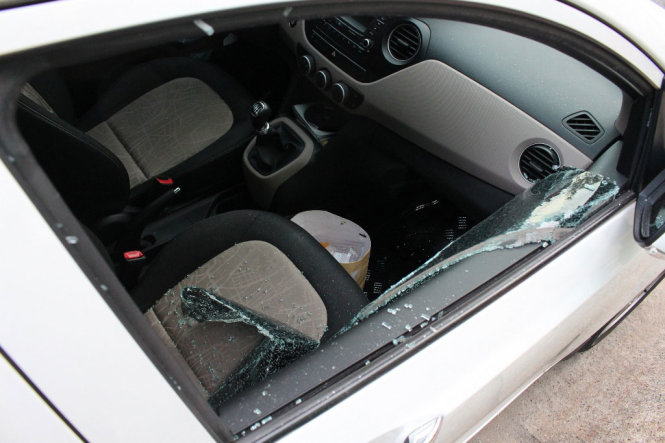 Cửa kính chiếc xe ô tô của chị Hằng bị trộm đập vỡ lấy đi 23 triệu đồng. Ảnh: ĐÌNH TRỌNG