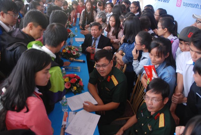 Đại diện các trường quân đội tham gia tư vấn cho thí sinh tại Chương trình tư vấn tuyển sinh - hướng nghiệp do báo Tuổi Trẻ tổ chức ở TP Buôn Ma Thuột ngày 18-2 - Ảnh: Thái Bá Dũng