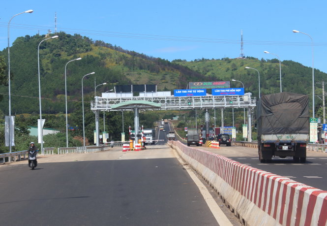 Trạm thu phí BOT của Tập đoàn Đức Long Gia Lai đặt trên quốc lộ 14 đầu vào cửa phía Nam TP Pleiku (Gia Lai) thuộc dự án nâng cấp mở rộng quốc lộ 14 từ km1610 đến cầu 110 (Gia Lai). Dự án này được đề nghị giảm 7 năm, 2 tháng, 27 ngày thu phí - Ảnh: T.B.D.