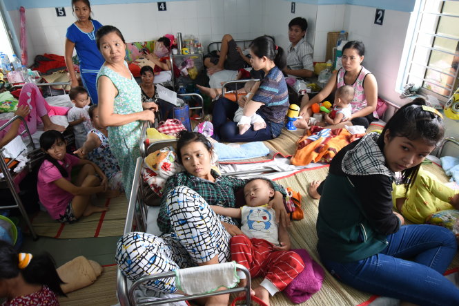 Chật chội trên những giường bệnh tại khoa hô hấp Bệnh viện Nhi Đồng 1, TP.HCM - Ảnh: Hữu Thuận
