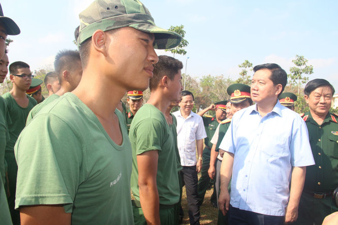 Bí thư Thành ủy TP Đinh La Thăng ra thao trường động viên tân binh tại trường Quân sự TP - Ảnh: MINH PHƯỢNG