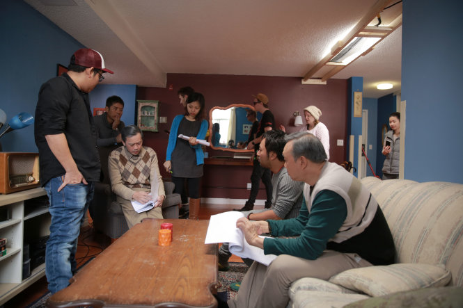 Đạo diễn Quang Dũng thảo luận cùng Hoài Linh, Chí Tài trước một cảnh quay - Ảnh: GALAXY