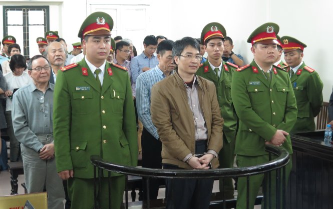 Bị cáo Giang Kim Đạt (đứng giữa hàng đầu) cùng các bị cáo nghe Toà tuyên án - Ảnh: THÂN HOÀNG