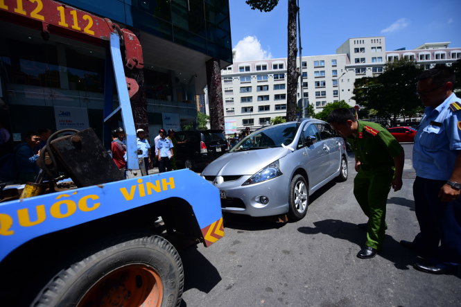 Xe ô tô đậu trên đường Nguyễn Thái Bình,Q.1 bị cẩu về trụ sở công an để xử phạt - Ảnh: Hữu Thuận
