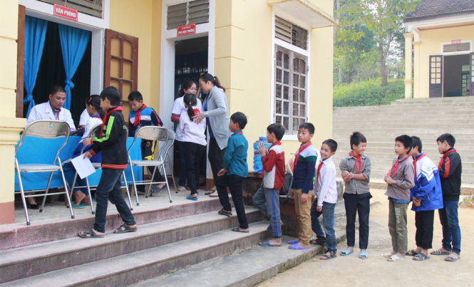 Có gần 200 học sinh Trường tiểu học - THCS Hạnh Dịch, huyện Quế Phong (Nghệ An) được khám sàng lọc - Ảnh: LÀI HỒ