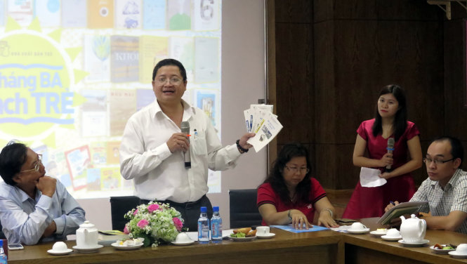 Ông Nguyễn Minh Nhựt - giám đốc NXB Trẻ (thứ 2 từ trái) - đang giới thiệu về chương trình Tháng 3 sách Trẻ năm nay - Ảnh: L.Điền