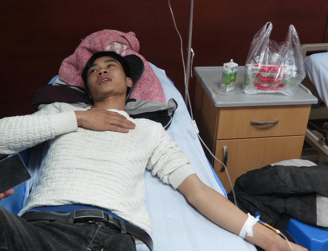 Anh Nguyễn Văn Toàn, 22 tuổi đang được điều trị tại khoa cấp cứu, bệnh viện đa khoa tỉnh Bắc Ninh - Ảnh: Hoàng Bách