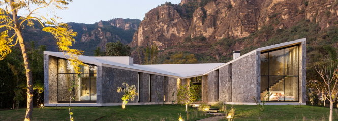 Ngôi nhà bằng đá tọa lạc giữa hai dãy núi ở miền quê Mexico - Ảnh: designboom