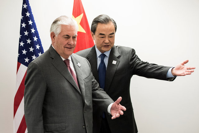 Ngoại trưởng Mỹ Rex Tillerson (trái) và Ngoại trưởng Trung Quốc Vương Nghị (phải) trong cuộc gặp đầu tiên bên lề cuộc họp G20 ở Bonn, Đức hôm 17-2 - Ảnh: Reuters