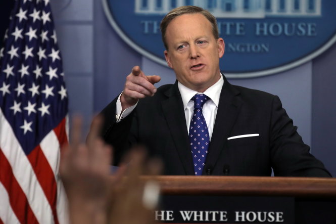 Thư ký báo chí Nhà Trắng Sean Spicer trong buổi họp báo ngày 21-2 - Ảnh: Reuters