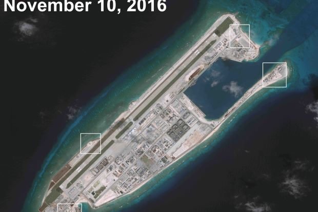 Hình ảnh vệ tinh cho thấy những gì dường như là các khẩu súng phòng không và hệ thống vũ khí đóng tại đảo nhân tạo thuộc đá Chữ Thập ở biển Đông - Ảnh: Reuters